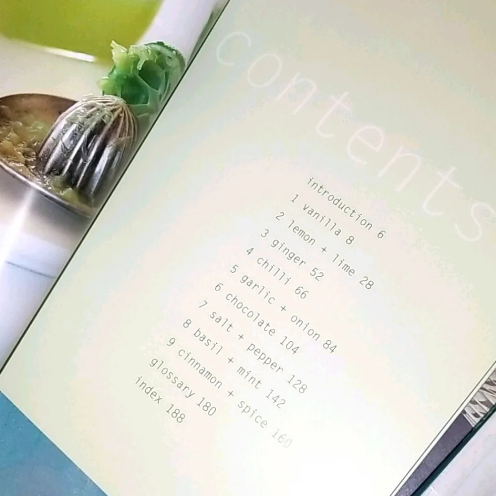 Donna Hay Large Cookbooks Modern Classics Flavors SET 2